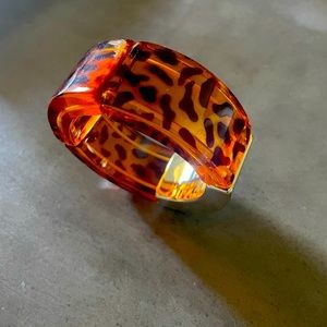 Leopard design acrylic and gold plated elastic bracelet